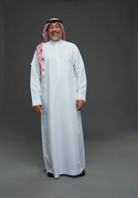 رجل سعودي بالزي التقليدي الشماغ والعقال في استوديو