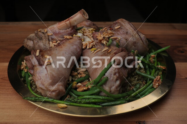 طبق اللحم المطبوخ اللذيذ ، لحوم الضأن مع الخضار ، طعام صحي ، مطعم شرقي ، اكلات عربية 