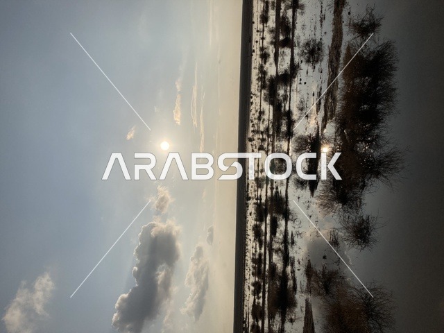 انعكاس مياه السيول في الصحراء وقت الغروب