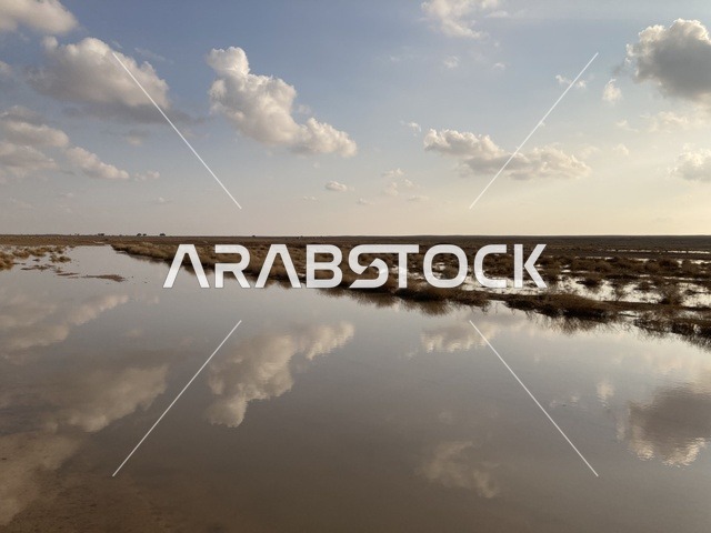انعكاس السماء والسحب في مياه الصحراء