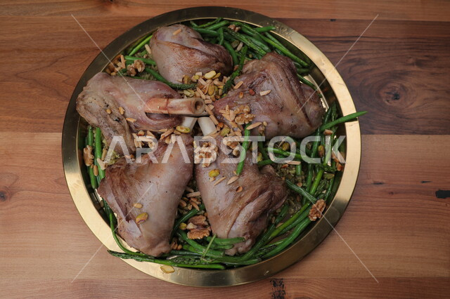 طبق اللحم المطبوخ اللذيذ ، لحوم الضأن مع الخضار ، طعام صحي ، مطعم شرقي ، اكلات عربية 