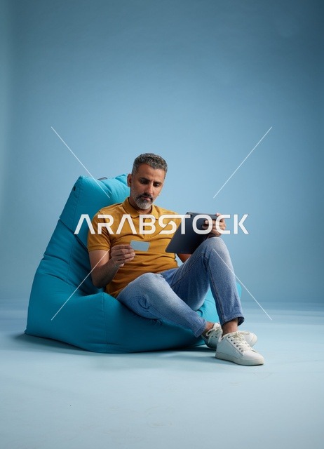 رجل سعودي يستخدم بطاقة ائتمان للتسوق عبر الإنترنت