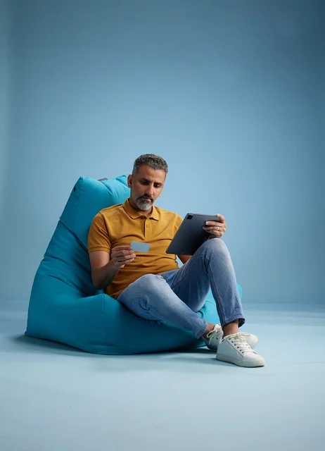 رجل سعودي يستخدم بطاقة ائتمان للتسوق عبر الإنترنت