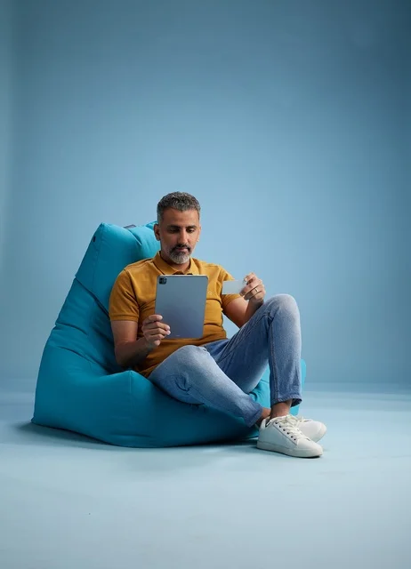 رجل سعودي يتسوق عبر الإنترنت باستخدام جهاز لوحي