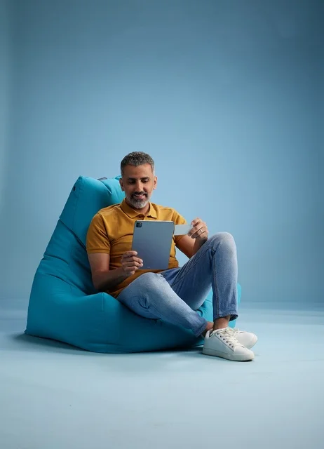 رجل سعودي يستخدم جهازا لوحيا وبطاقة ائتمان للتسوق