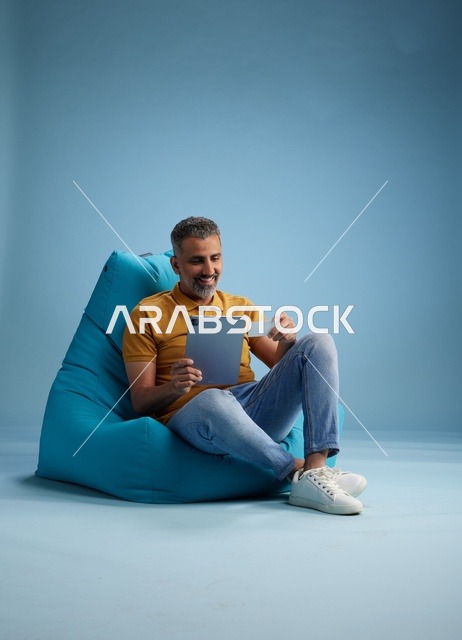 تسوق إلكتروني لرجل سعودي باستخدام بطاقة ائتمان وجهاز لوحي