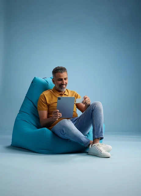 تسوق إلكتروني لرجل سعودي باستخدام بطاقة ائتمان وجهاز لوحي