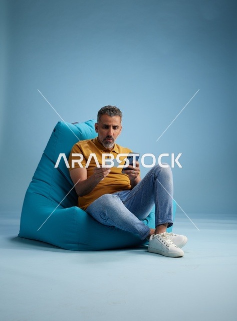 رجل سعودي يستخدم بطاقة ائتمان وهاتف ذكي على بين باج