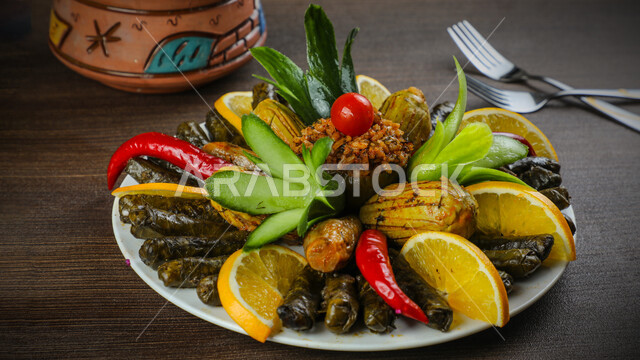 طبق محشي ورق العنب اللذيذ، ورق عنب، محشي، مأكولات شرقية، مطاعم عربية، طبق صحي 