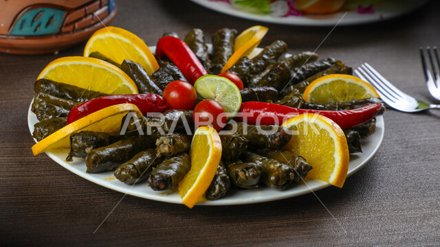 طبق محشي ورق العنب اللذيذ، ورق عنب، محشي، مأكولات شرقية، مطاعم عربية، طبق صحي 