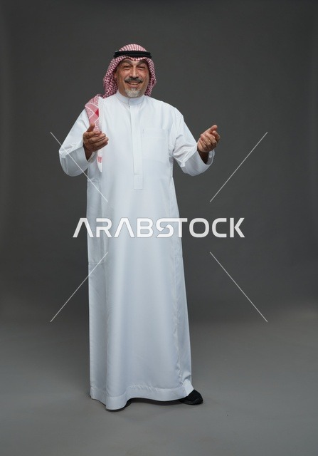 رجل سعودي بالزي التقليدي الشماغ والعقال في الاستوديو