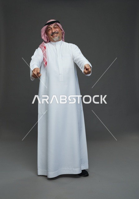 رجل سعودي بالزي التقليدي والشماغ والعقال