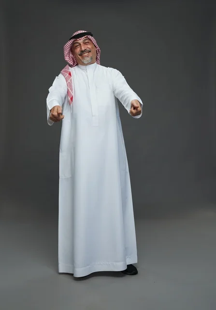 رجل سعودي بالزي التقليدي والشماغ والعقال