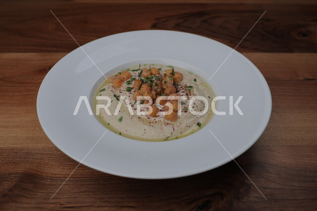 طبق سلطة الحمص اللذيذ ، مزين بحبوب الحمص والبقدونس  ، مقبلات باردة ،  اطباق عربية ، ماكولات شرقية