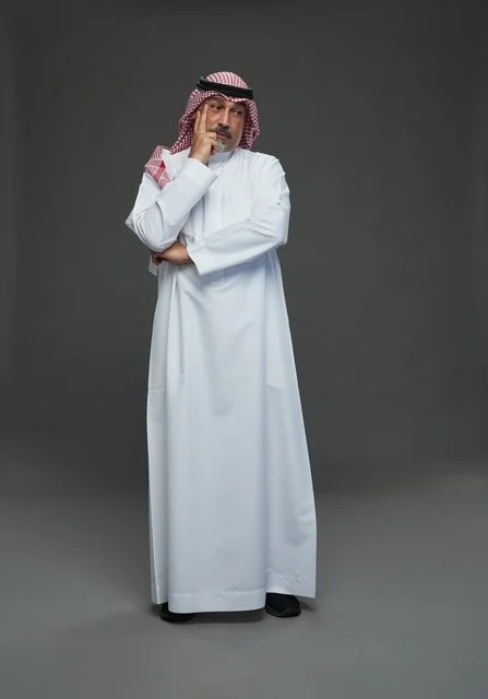 رجل سعودي بالزي التقليدي الشماغ والعقال