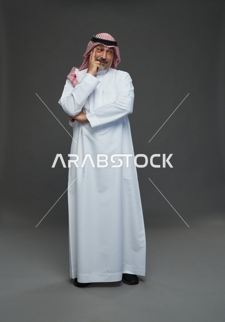 رجل سعودي بالزي التقليدي والشماغ والعقال في استوديو