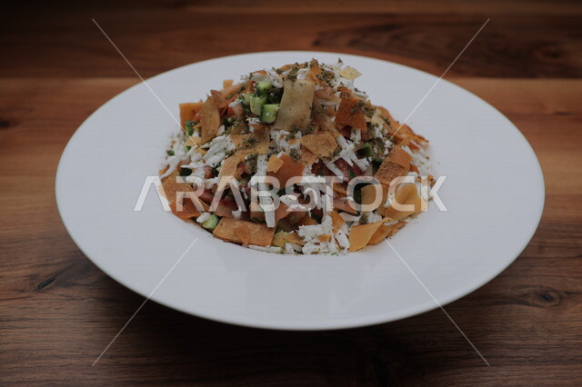 طبق سلطة الخضار اللذيذ ، مزين بقطع الخبز المقلية المقرمشة ، مقبلات باردة ،  اطباق عربية ، ماكولات شرقية