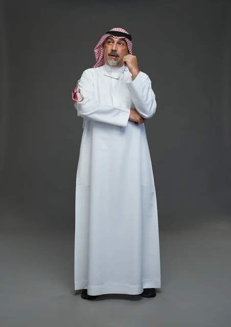رجل سعودي بالزي التقليدي بوضعية تفكير في الاستوديو