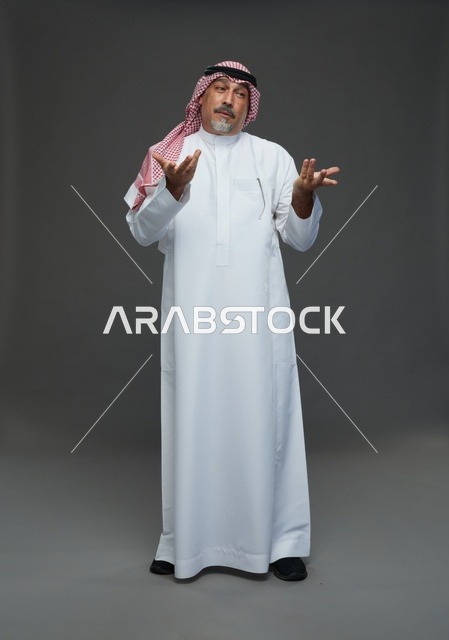 رجل سعودي بالزي التقليدي مع إيماءة تساؤل وحيرة