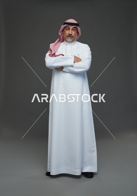 رجل سعودي بالزي التقليدي الثوب والشماغ في الاستوديو