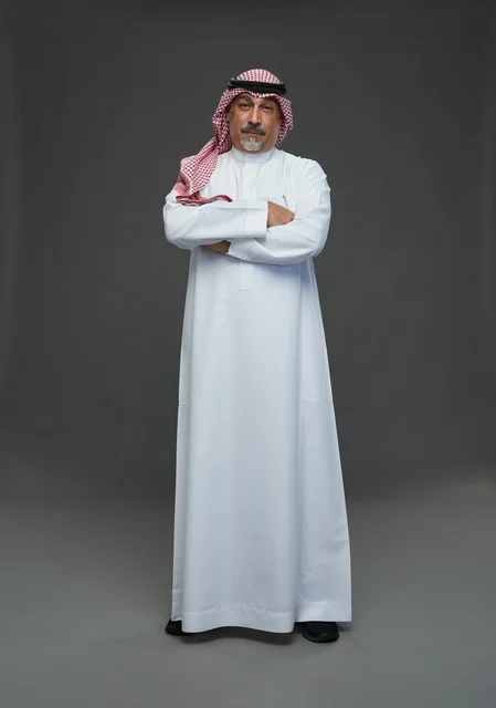 رجل سعودي بالزي التقليدي الثوب والشماغ في الاستوديو