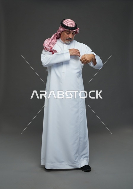 رجل سعودي بالزي التقليدي يرتدي الشماغ والعقال في استوديو