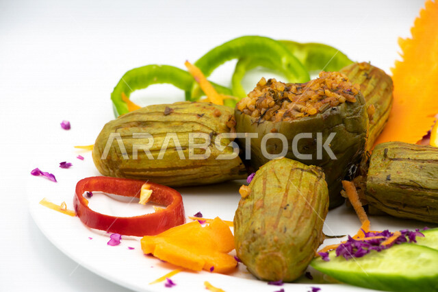 طبق محشي الكوسى اللذيذ، كوسى، محشي، مأكولات شرقية، مطاعم عربية، طبق صحي، خلفية بيضاء