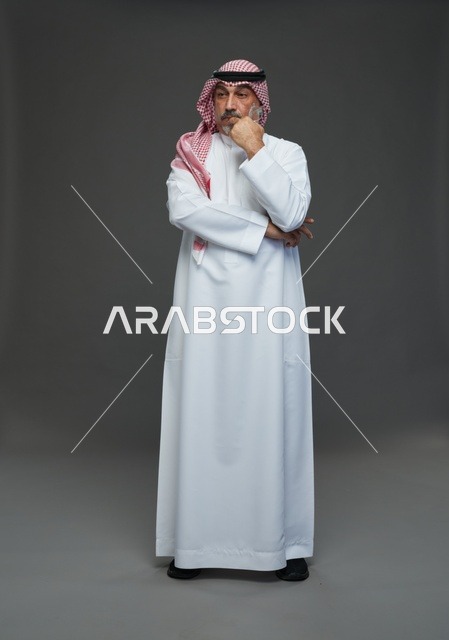 رجل سعودي بالزي التقليدي على خلفية رمادية