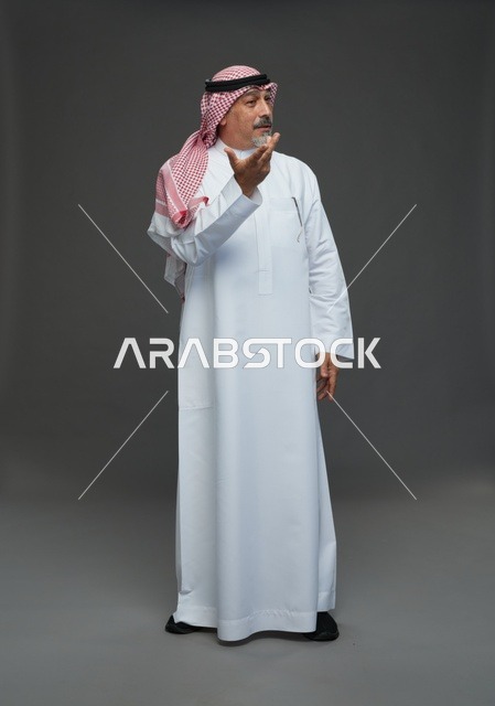 رجل سعودي بالزي التقليدي والشماغ والعقال