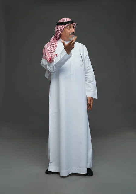 رجل سعودي بالزي التقليدي والشماغ والعقال