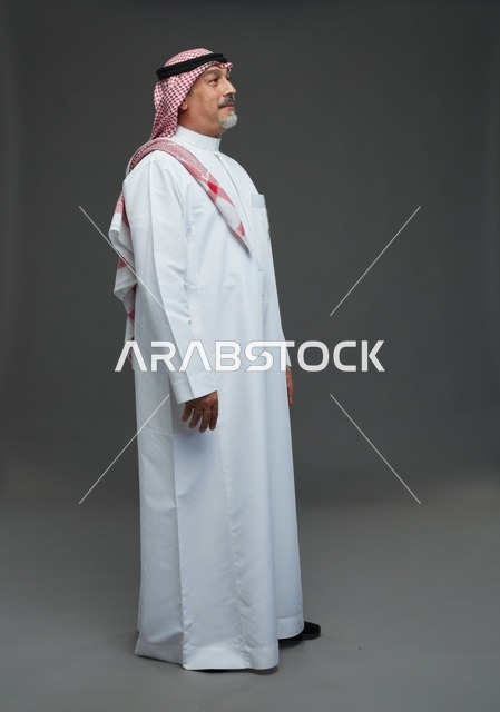 رجل سعودي بالزي التقليدي الشماغ والعقال