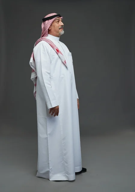 رجل سعودي بالزي التقليدي الشماغ والعقال