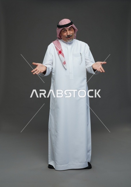 رجل سعودي بالزي التقليدي بوضعية ترحيبية في الاستوديو