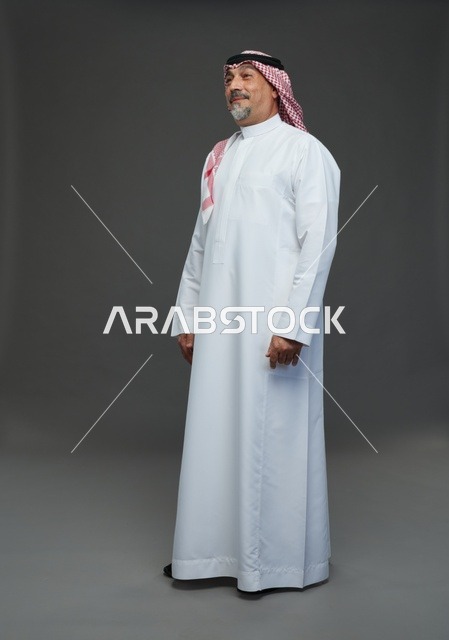 رجل سعودي بالزي التقليدي والشماغ في الاستوديو