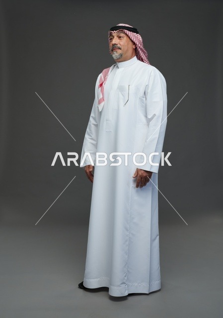 رجل سعودي بالزي التقليدي الشماغ والعقال