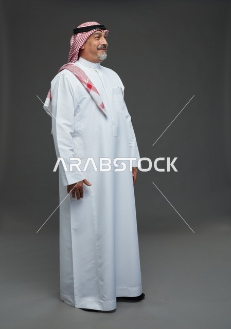 رجل سعودي بالزي التقليدي الثوب والشماغ والعقال