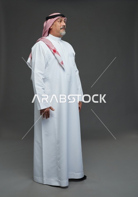رجل سعودي بالزي التقليدي والشماغ والعقال في استوديو