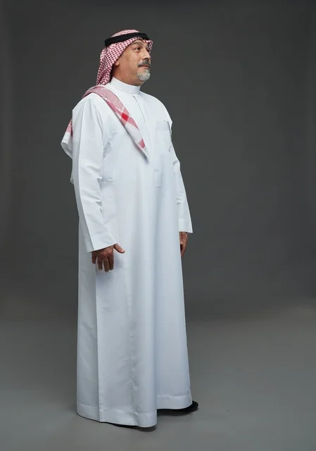 رجل سعودي بالزي التقليدي والشماغ والعقال في استوديو