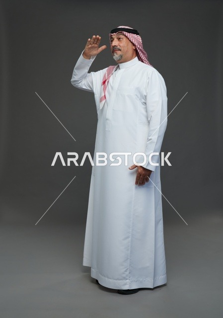 رجل سعودي بالزي التقليدي في استوديو تصوير