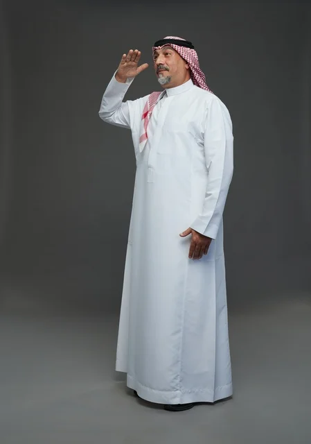 رجل سعودي بالزي التقليدي في استوديو تصوير