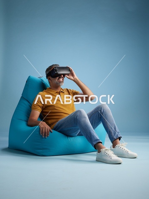 رجل سعودي يستخدم نظارة الواقع الافتراضي على كرسي