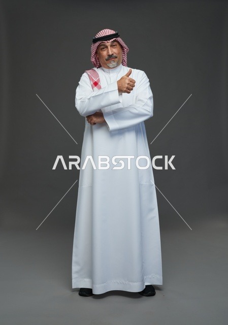 رجل سعودي بالزي التقليدي مرتدياً الشماغ والعقال