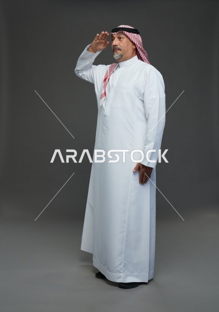 رجل سعودي بالزي التقليدي يؤدي التحية