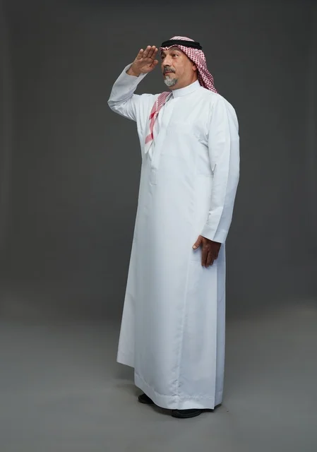 رجل سعودي بالزي التقليدي يؤدي التحية