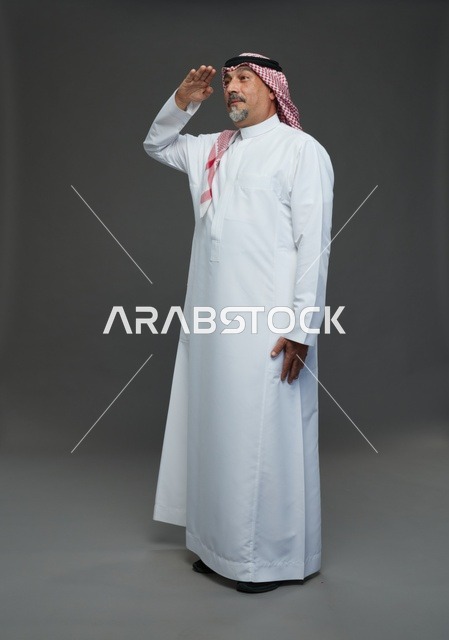 رجل سعودي بالزي التقليدي مرتدياً الشماغ والعقال