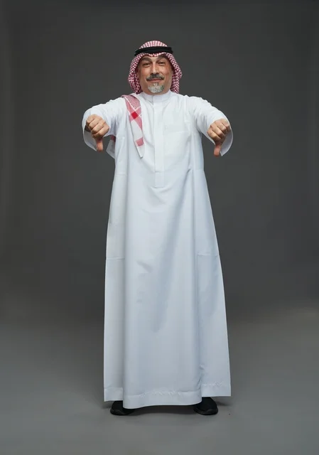 رجل سعودي بالزي التقليدي يشير بالإبهام للأسفل
