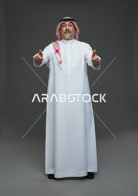 رجل سعودي بالزي التقليدي مرتدياً الشماغ والعقال