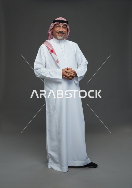 رجل سعودي بالزي التقليدي مرتدياً الشماغ والعقال