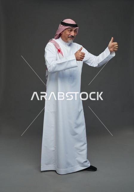 رجل سعودي بالزي التقليدي مرتدياً الشماغ والعقال