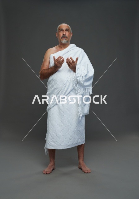 رجل سعودي بملابس الإحرام يدعو أثناء مناسك الحج
